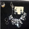 Image 2 : 14 Vintage Jewelry Sets and 100 Vintage and Retro Rings - Variety of Styles and Materials - Fashion 