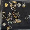 Image 3 : 14 Vintage Jewelry Sets and 100 Vintage and Retro Rings - Variety of Styles and Materials - Fashion 