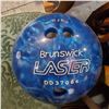 Image 2 : Pair of Bowling Balls - Brunswick and Vintage Brown Ball