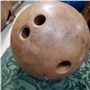 Image 4 : Pair of Bowling Balls - Brunswick and Vintage Brown Ball