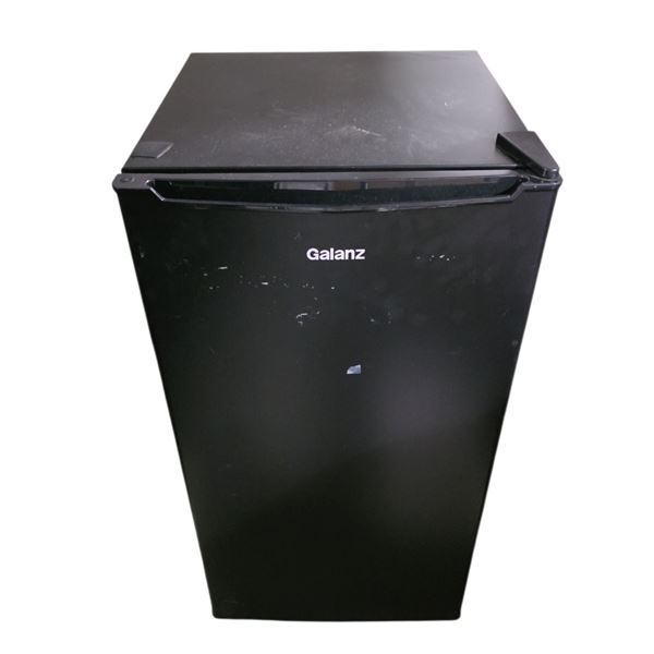 Galanz Compact Fridge - RV: $279 CAD - (Model: GLR33MBKE02)