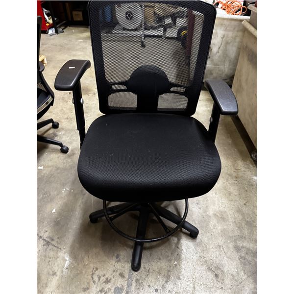 Black Raised Swivel Office Chair with Mesh Ventilated Back Support - Used