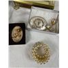 Image 5 : Vintage Costume Jewelry & Boxes