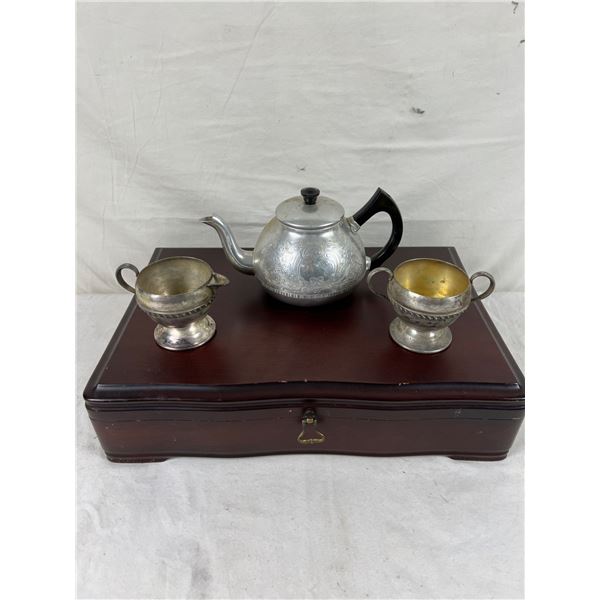 Oneida Stainless Cutlery Set