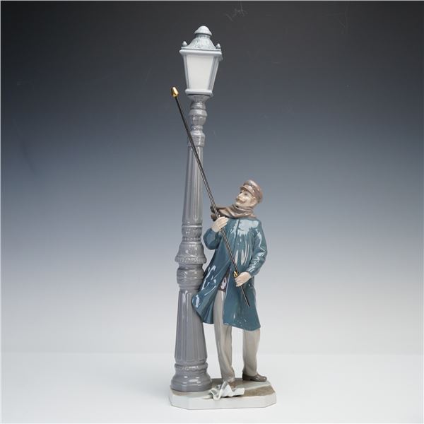 Lladro Porcelain Sculpture, Lamplighter 01005205