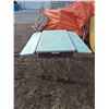 Image 2 : Vintage Green Formica Table with Expandable Side Leaves