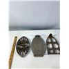Image 4 : Trio of Antique Cast Iron Trivets