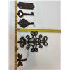 Image 4 : Cast Iron Decorative Lot: Plaque, Key, Hooks and Humorous Sign