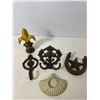 Image 3 : Cast Iron Decorative Lot: Fleur-de-Lis, Shell Dish, Horseshoe Star and Wall Hooks