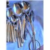 Image 12 : 98 +Piece Cutlery Set Plus Serving Ware 1-A