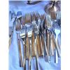 Image 9 : 98 +Piece Cutlery Set Plus Serving Ware 1-A