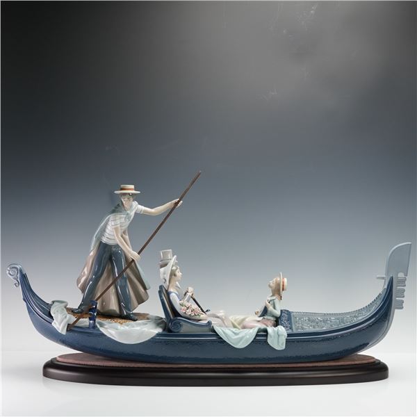 Lladro Porcelain Figurine with Base, In The Gondola with Base 1001350