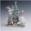 Image 1 : Lladro Figurine, Trimming The Tree 1005897