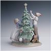 Image 2 : Lladro Figurine, Trimming The Tree 1005897