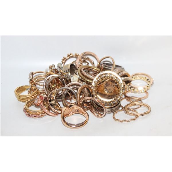 LARGE COLLECTION OF GOLD TONE RINGS UNKNOWN METAL