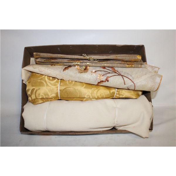 CHRISTMAS GOLD & CREAM LINENS RUNNERS &