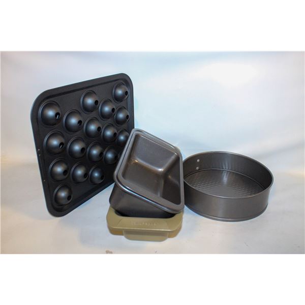 LARGE LOT OF KITCHEN BAKING PANS & ACC