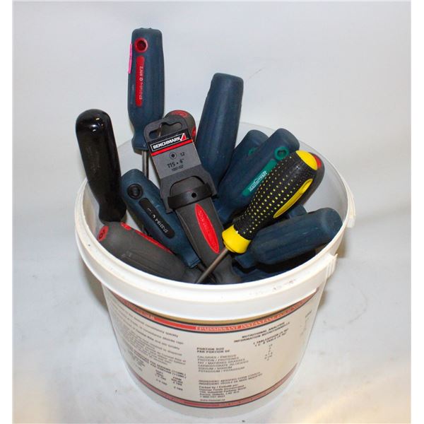 BUCKET OF 15+ SCREW DRIVERS