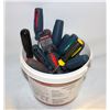 Image 1 : BUCKET OF 15+ SCREW DRIVERS