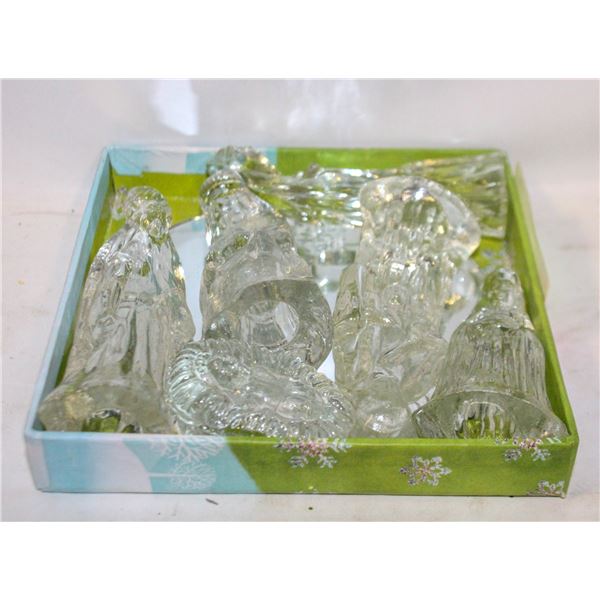 6 GLASS NATIVITY PIECES WITH MIRROR