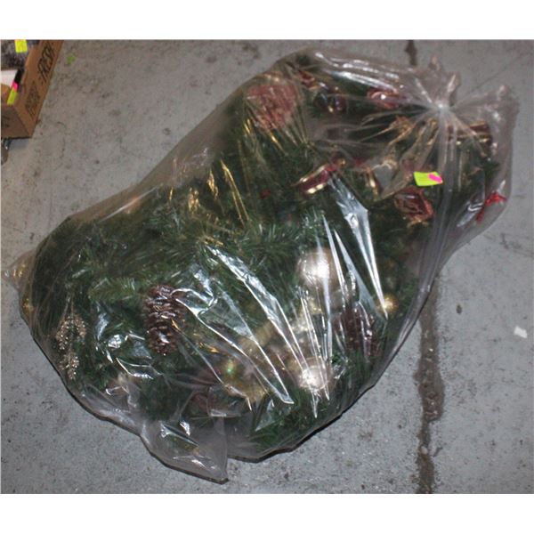 CHRISTMAS LIGHTED WREATH/TREE/GARLAND