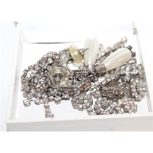 VINTAGE RHINESTONE NECKLACE & EARRINGS IN BOX