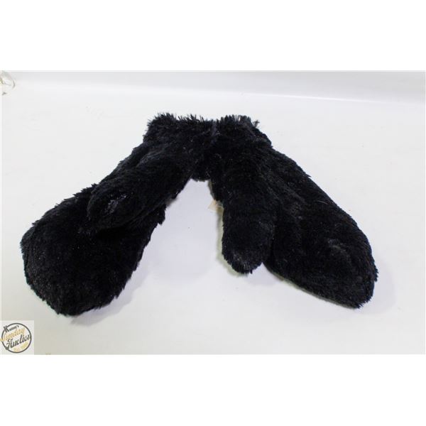 NEW WITH TAGS ISOTONER FURRY MITTS ONE SIZE