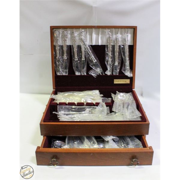 NEW OLD ONEIDA ROGERS 1881 SERVICE SET STILL IN