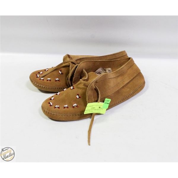 MINNETONKA MOCCASIN SIZE 11 WOMENS