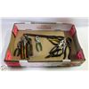 Image 1 : FLAT WITH ASSORTMENT OF PLIERS INCL. 3 SIZE