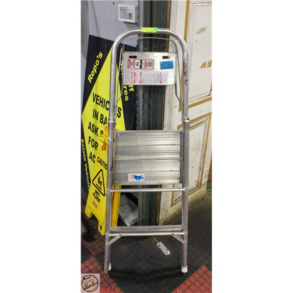 ALUMINUM STEP LADDER