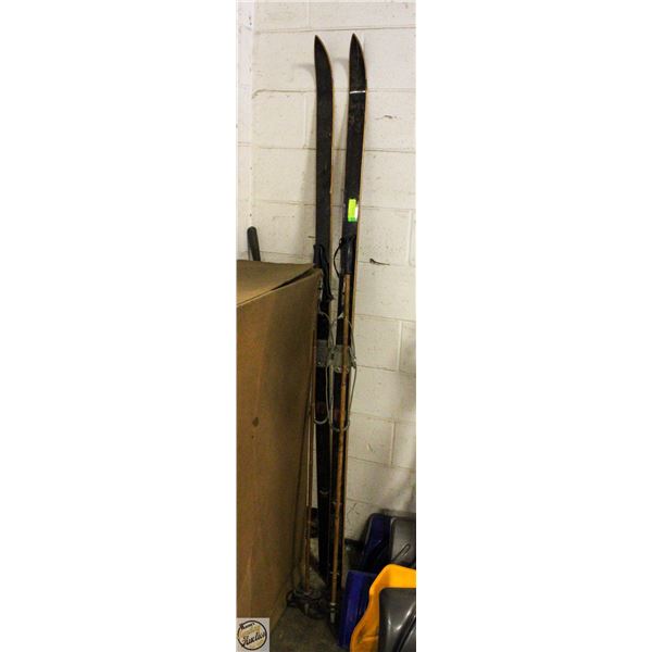 PAIR OF CROSS-COUNTRY SKIS WITH POLES