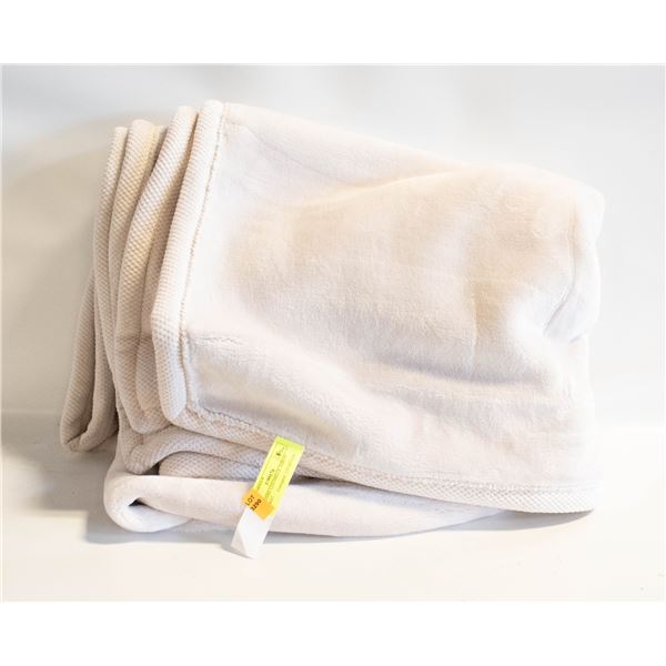 BERKSHIRE CHENBILLE THROW BLNAKET