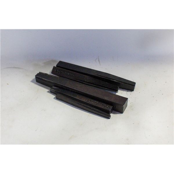 LOT OF BLACK SCREW EXTRACTORS