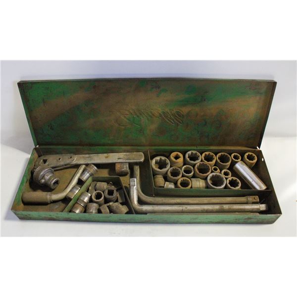LOT SOCKET WRENCH WITH SOCKETS IN METAL CASE