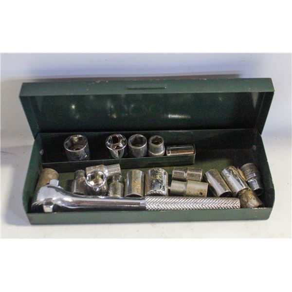 LOT SOCKET WRENCH WITH SOCKETS IN METAL CASE