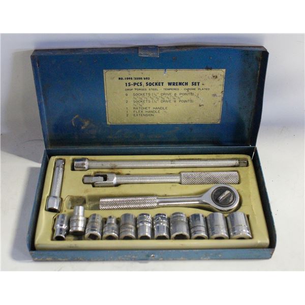 LOT SOCKET WRENCH WITH SOCKETS IN METAL CASE