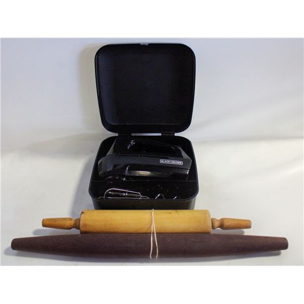 BLACK & DECKER MIXER & 2 WOODEN ROLLING PINS