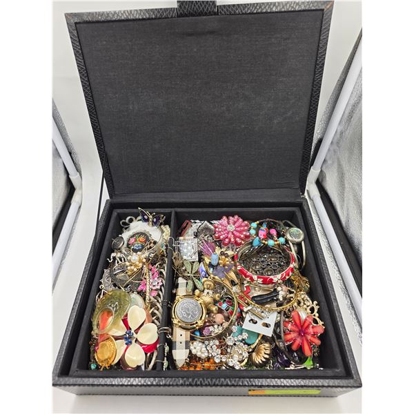 APPROX. 75 PCS OF MOSTLY VTG JEWELRY INCL. 1930'S