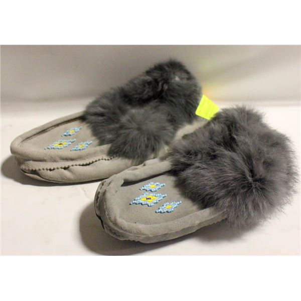 SIZE 9 LADIES BEADED/FUR MOCCASINS-ESTATE