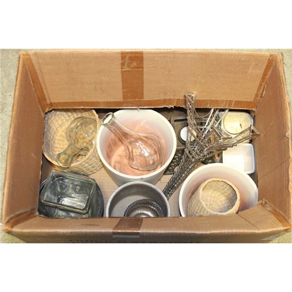 BOX OF 14 VASES AND HOUSEWARE