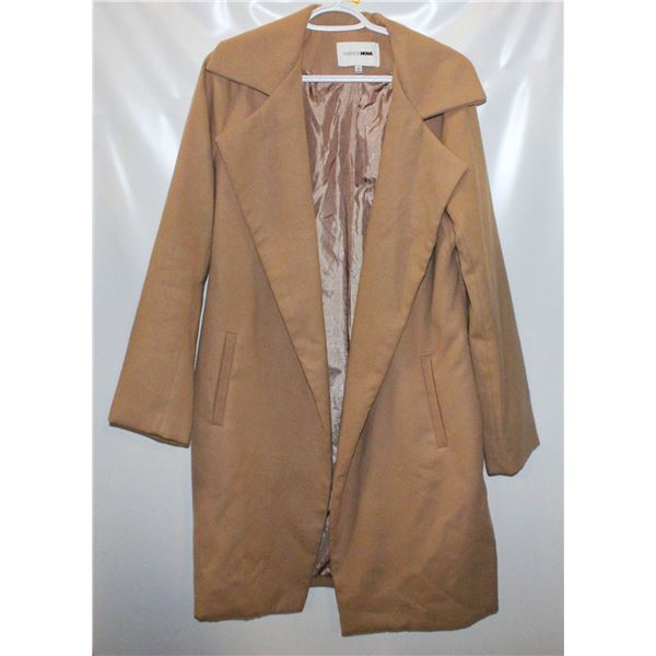 LADIES LARGE FASHION NOVA 3/4 LENGTH FASHION