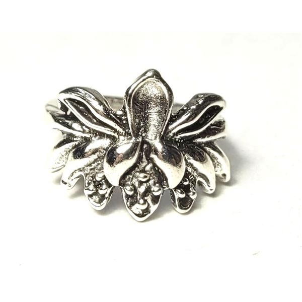 19)  SILVER TONE SIZE 5.5 FLOWER RING.