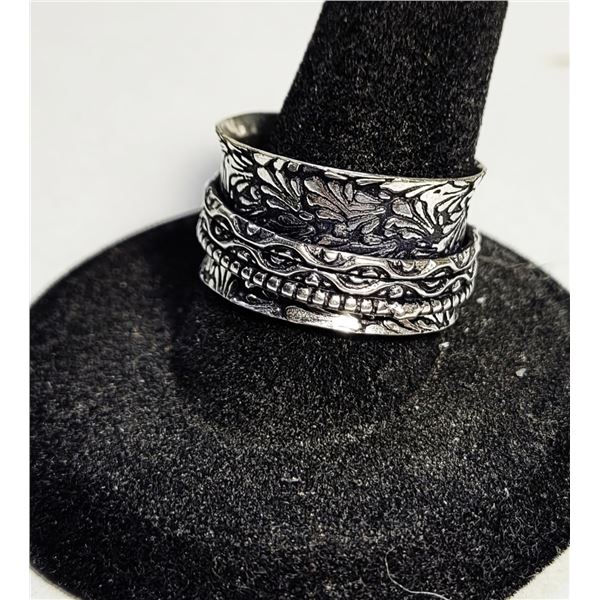 30)  HEAVILY CARVED SIZE 8 SPINNER RING