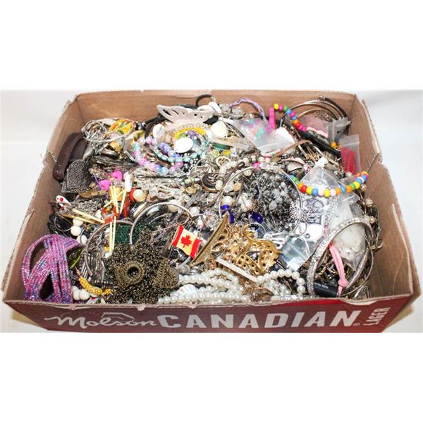 LARGE VOLUME OF RANDOM JEWLERY