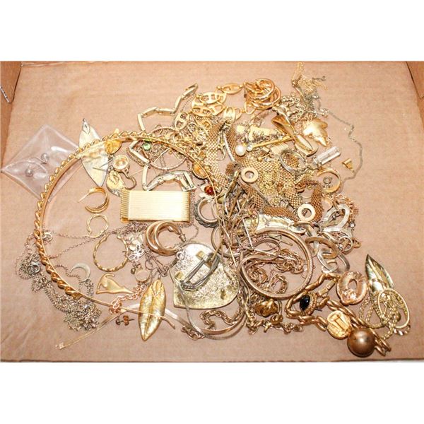 FLAT OF GOLD TONE JEWLERY - UNKNOWN MATERIALS