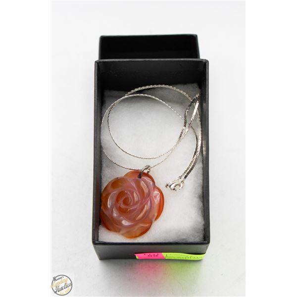 GIFT BOX WITH NECKLACE WITH CURVED ROSE