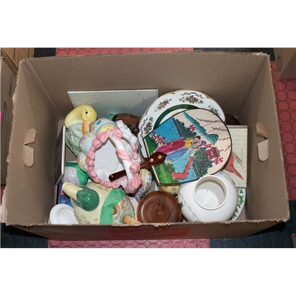 LARGE BOX OF ESTATE ORNAMENTS