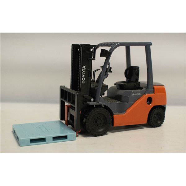 1/23 SCALE DIECAST TOYOTA FORKLIFT WITH PALLET