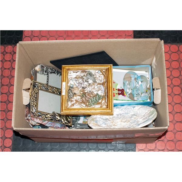 ESTATE BOX OF ASSORTED ORNAMENTS